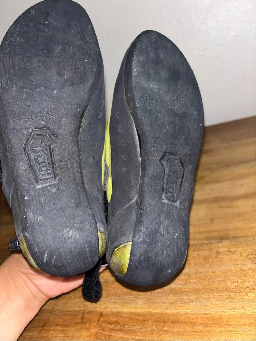 Evolv Size 3 Shoes Boys Europe size 34.5